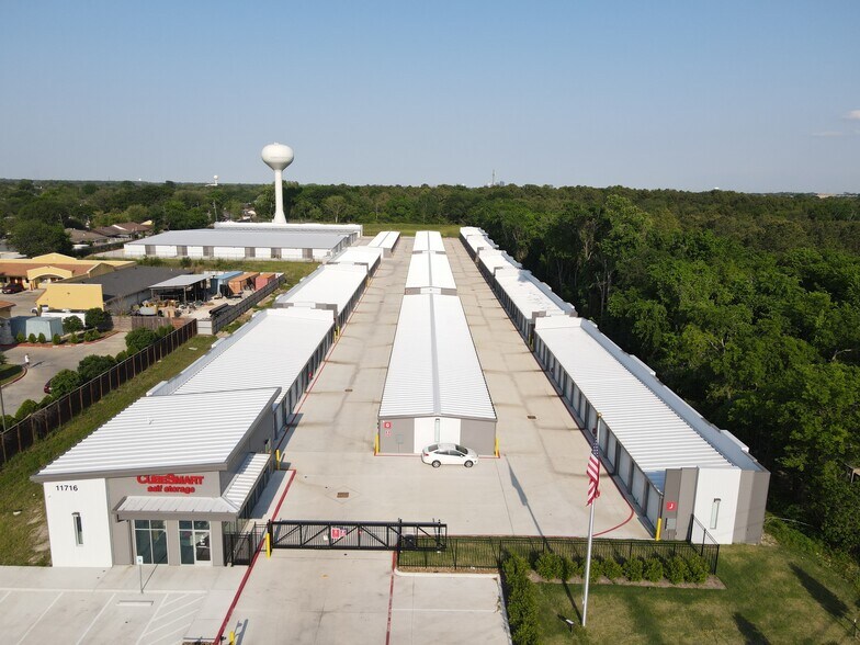 More Photos Of 11716 Veterans Memorial Dr, Houston Self Storage For Sale