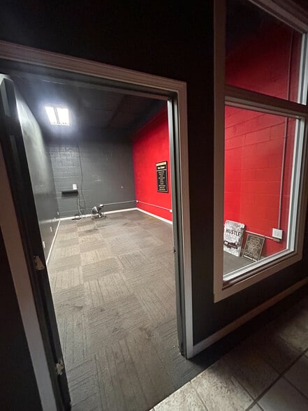 More Photos Of 640 Long Rd, Pittsburgh Light Distribution For Sale