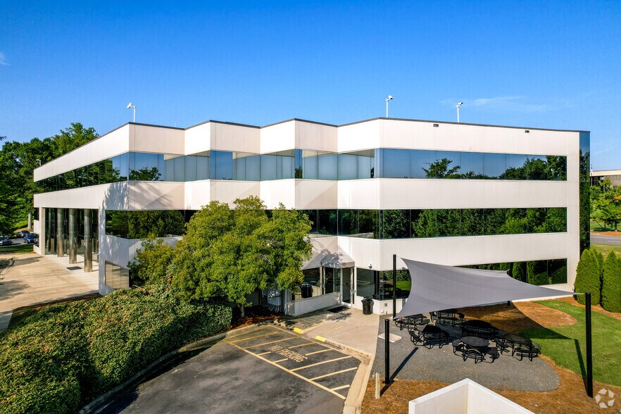 More Photos Of 9401 Arrowpoint Blvd, Charlotte Office For Lease