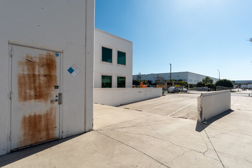 More Photos Of 8594 Siempre Viva Rd, San Diego Manufacturing For Lease