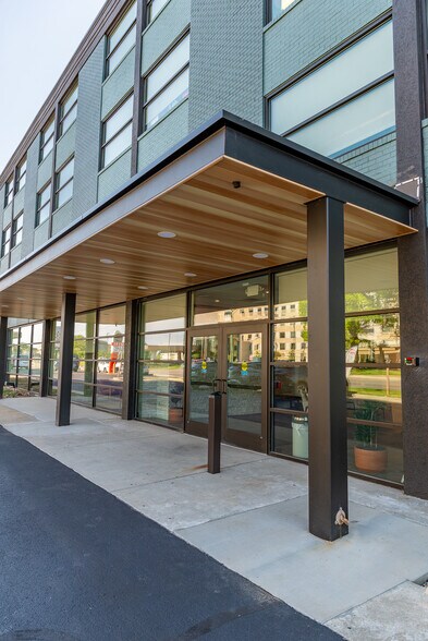 More Photos Of 1911 S National Ave, Springfield Medical For Lease