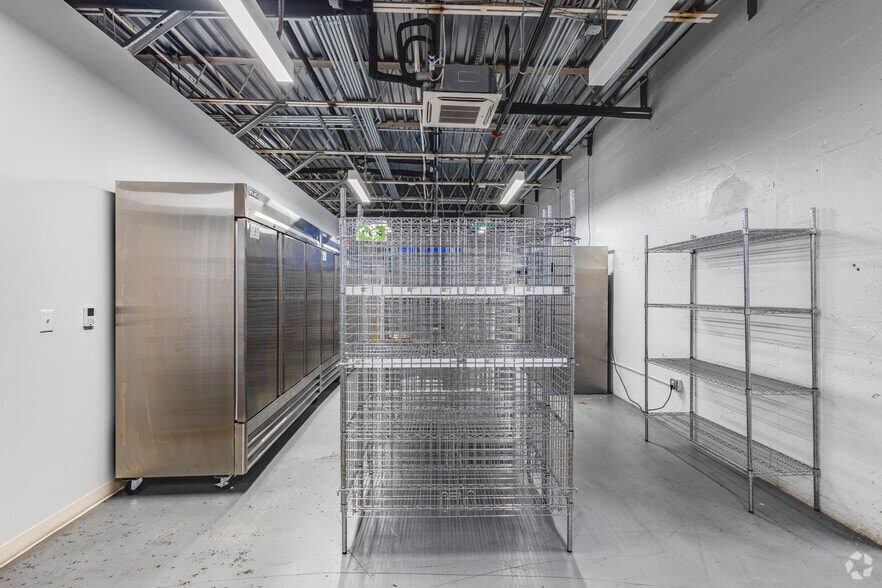 More Photos Of 18 N Dollins Ave, Orlando Warehouse For Lease