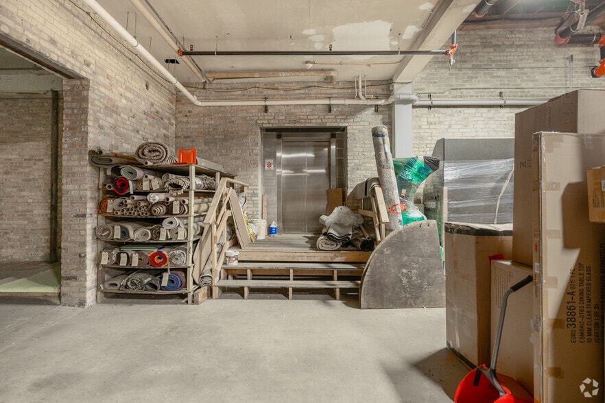 More Photos Of 1741 W Saint Paul Ave, Milwaukee Flex For Sale