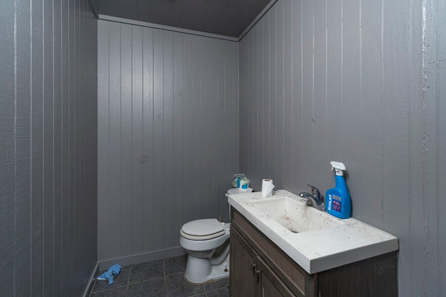 More Photos Of 108 West Gillum, Grandview Warehouse For Sale