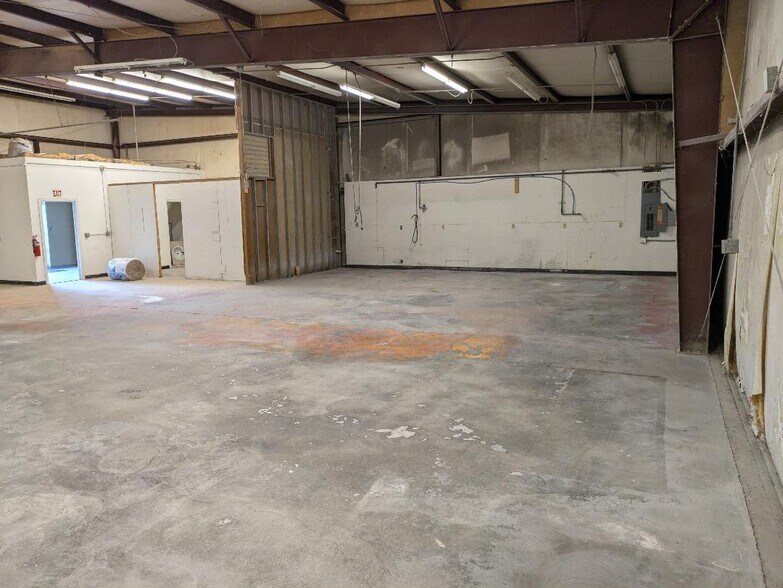 More Photos Of 2154 N Fox Hollow Dr, Nixa Warehouse For Lease