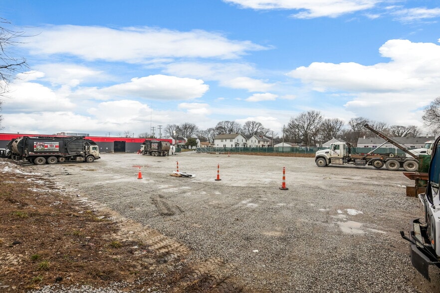 More Photos Of 808 Rhoads Ave, Columbus Warehouse For Lease