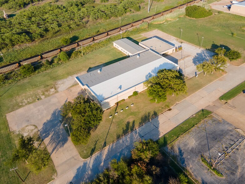 More Photos Of 2716 Commerce St, Wichita Falls Industrial For Sale