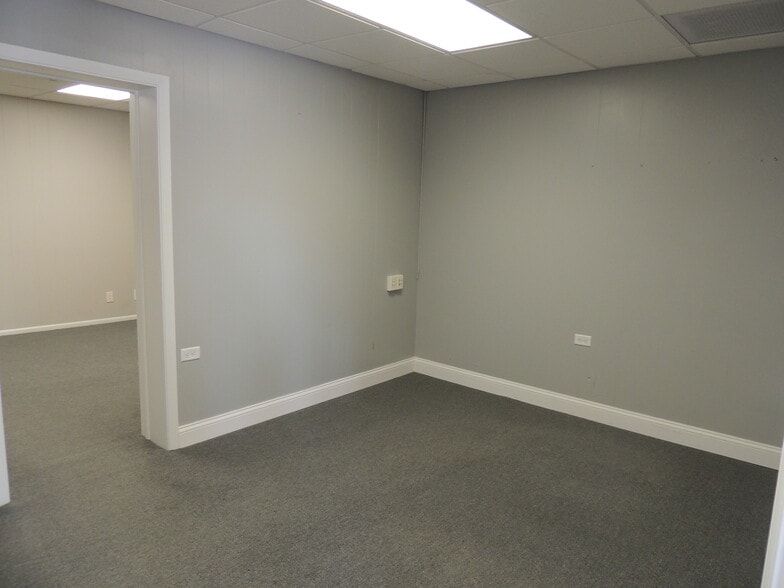 More Photos Of 1608 Lincolnway, Valparaiso Storefront Retail Office For Lease