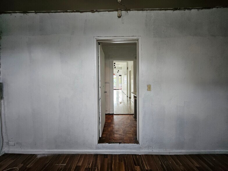 More Photos Of 1623 S Hoover St, Los Angeles Freestanding For Lease