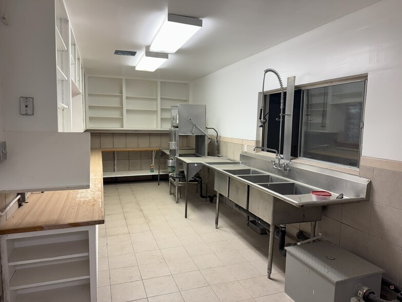 More Photos Of 1671 Simpson St, Kingsburg General Retail For Sale