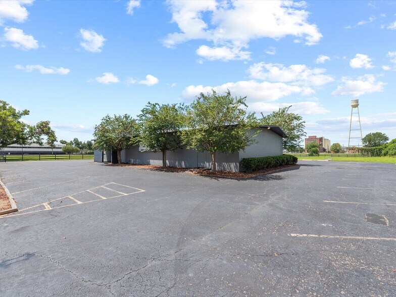 More Photos Of 121 Wood St, Sugar Land Religious Facility For Sale