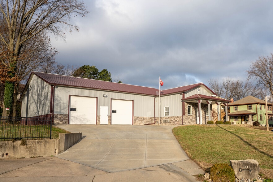 More Photos Of 200 S Memorial Dr, Independence General Retail For Lease