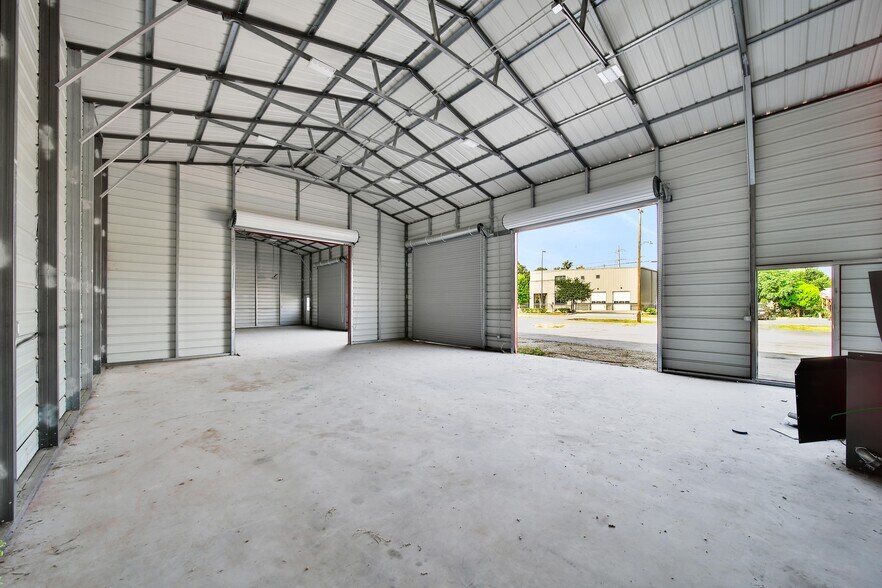 More Photos Of 5939 Albert Dr, Humble Light Distribution For Sale