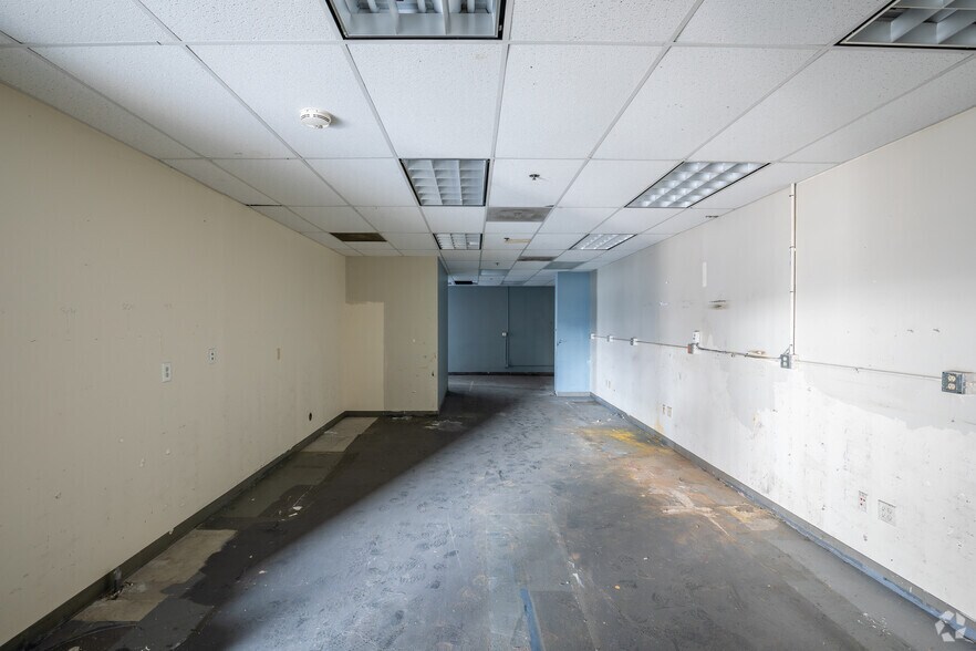More Photos Of 2211 N Bellflower Blvd, Long Beach Freestanding For Lease