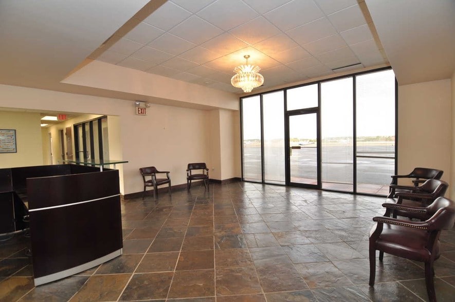 More Photos Of 490 Briscoe Blvd, Lawrenceville Airplane Hangar For Sale