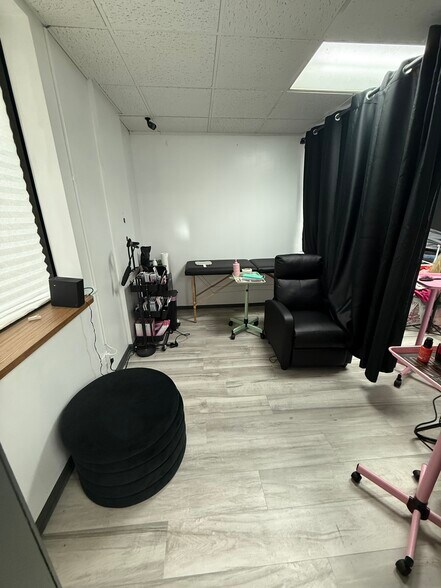 More Photos Of 6210 S Archer Rd, Summit Argo General Retail For Sale