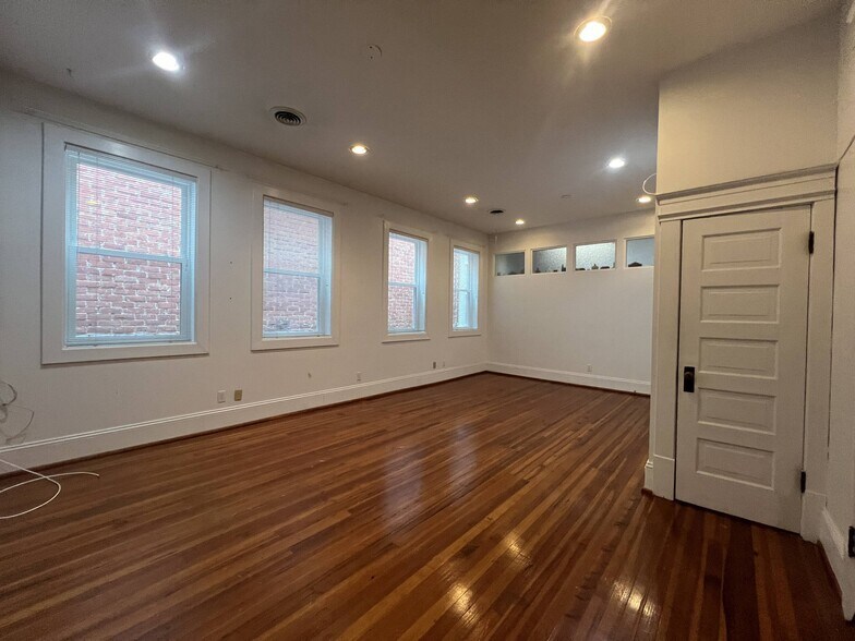 More Photos Of 304-306 Market St SE, Roanoke Storefront Retail Office For Lease