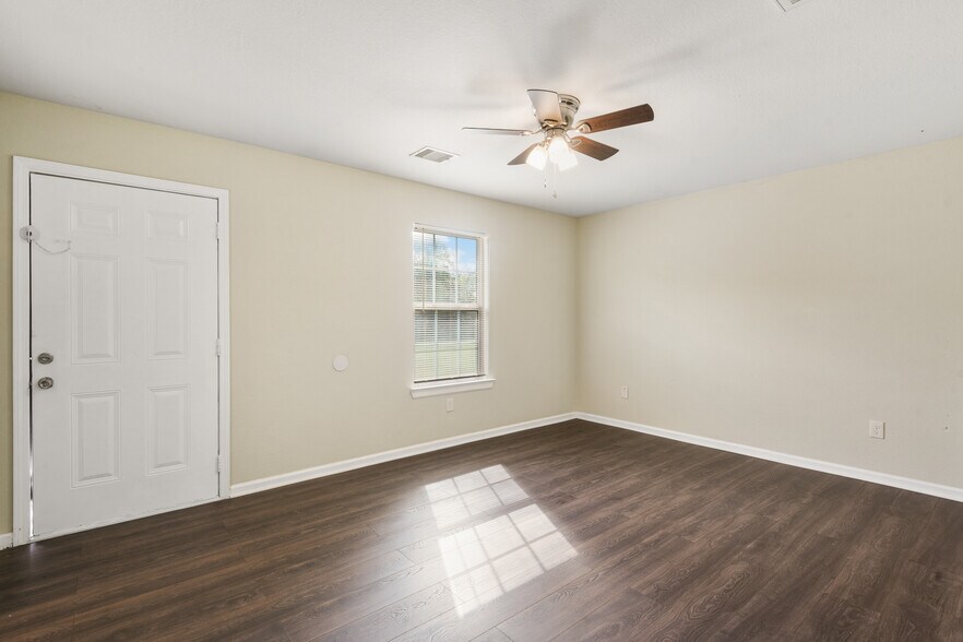 More Photos Of 117 Craig St, Baytown Apartments For Sale