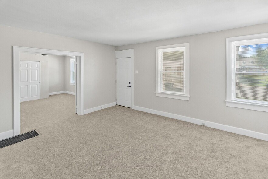 More Photos Of 302 N High St, Belleville Freestanding For Sale