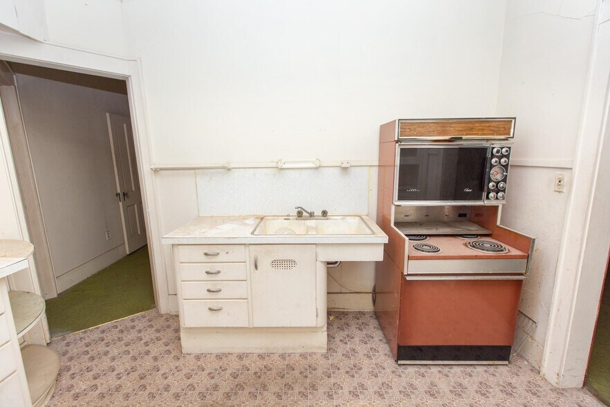 More Photos Of 219 Norris Ave, McCook Storefront For Sale
