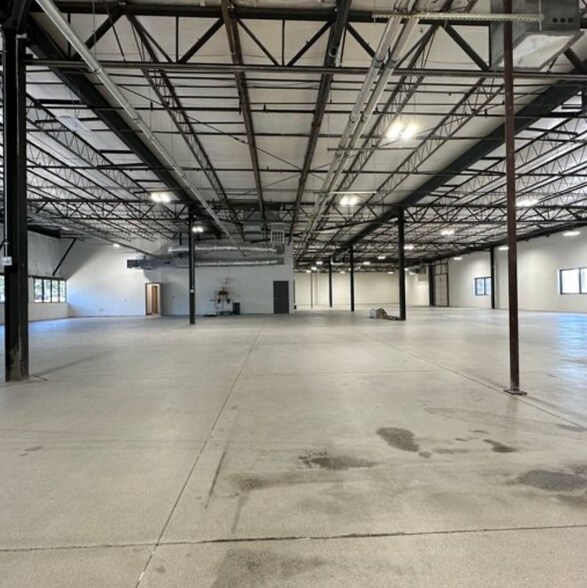 More Photos Of 422 Wards Corner Rd, Loveland Showroom For Lease