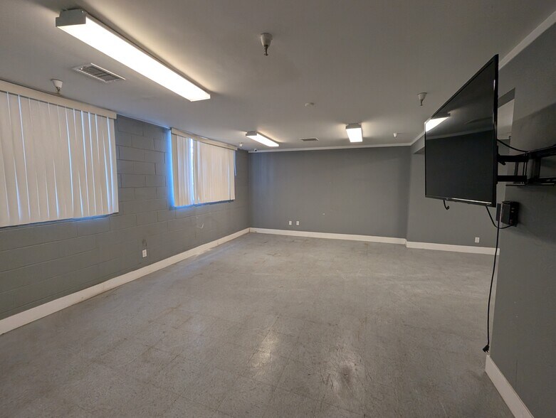 More Photos Of 11619 Pendleton St, Sun Valley Warehouse For Lease