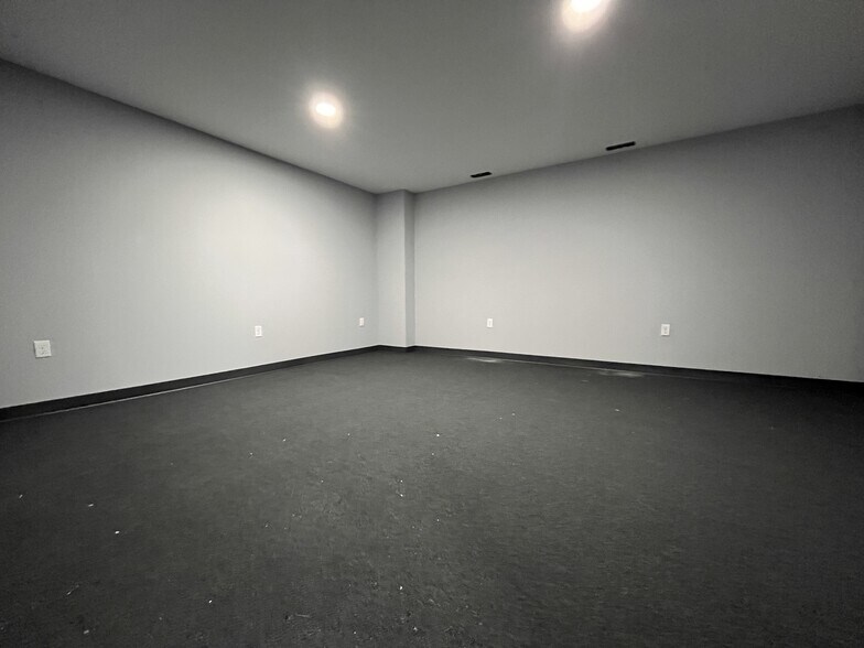 More Photos Of 905 Farnsworth Rd, Waterville Flex For Sale