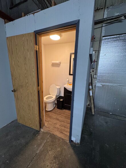 More Photos Of 2702 A St, Tacoma Warehouse For Lease