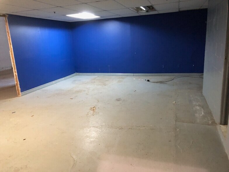 More Photos Of 6817 Pl Pascal-Gagnon, Montréal Warehouse For Lease