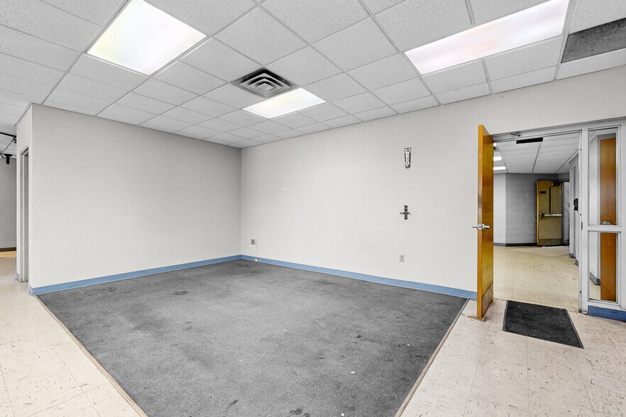 More Photos Of 701 Technology Pl, Waverly Manufacturing For Lease