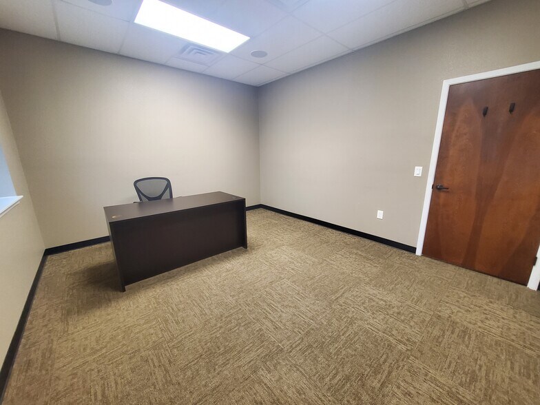 More Photos Of 2418 N Frazier St, Conroe Light Manufacturing For Lease
