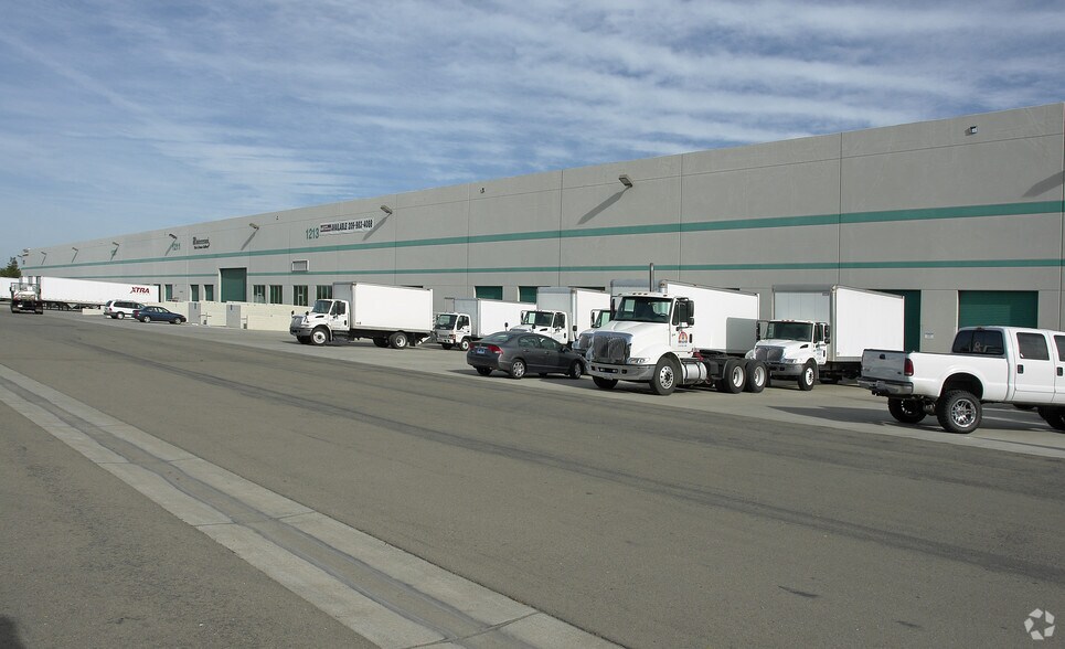 More Photos Of 1205-1217 Moffat Blvd, Manteca Distribution For Lease