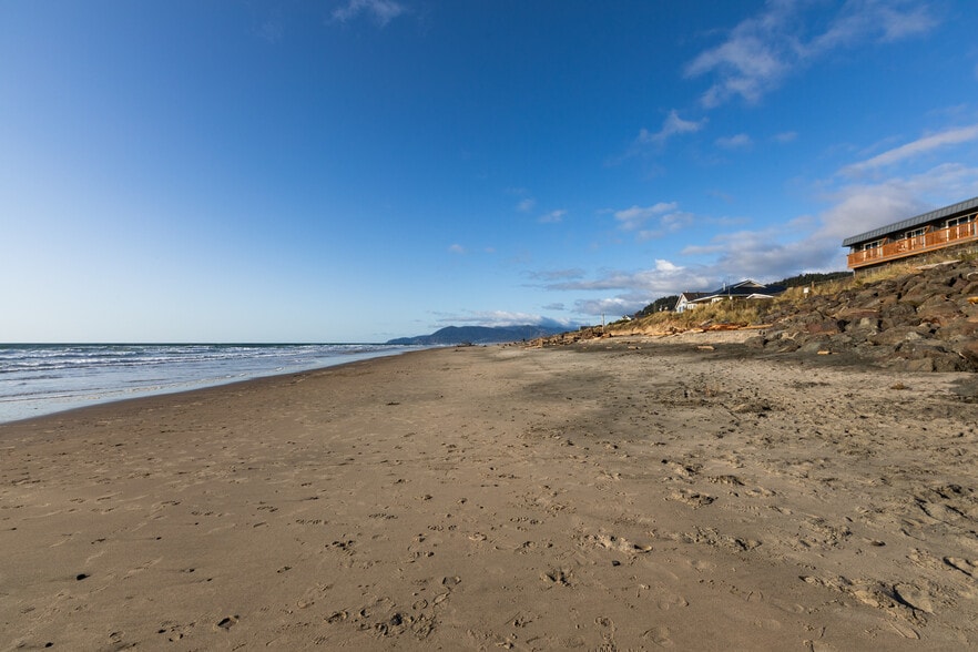 More Photos Of 101 NW 11th Ave, Rockaway Beach Hotel For Sale