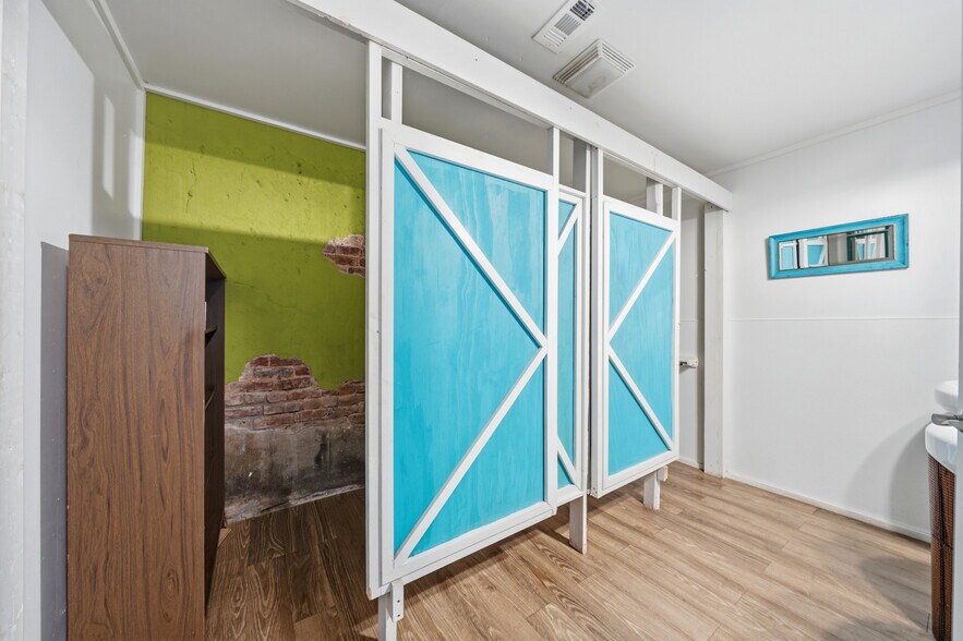 More Photos Of 106 E Elm St, Hillsboro Specialty For Sale