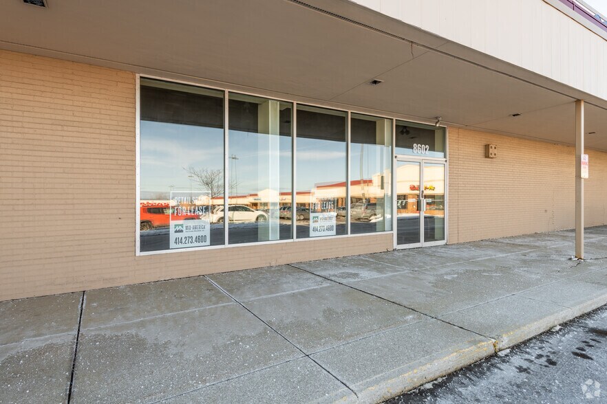 More Photos Of 8600-8604 W Brown Deer Rd, Milwaukee General Retail For Sale
