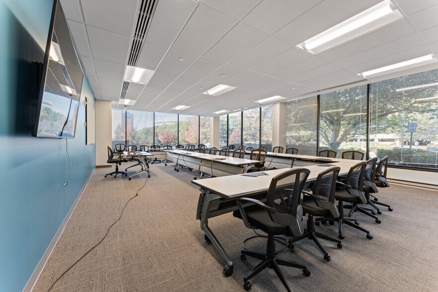 More Photos Of 8229 Boone Blvd, Vienna Unknown For Lease