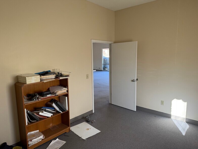 More Photos Of 1220 East Blvd, Chesterfield Showroom For Lease