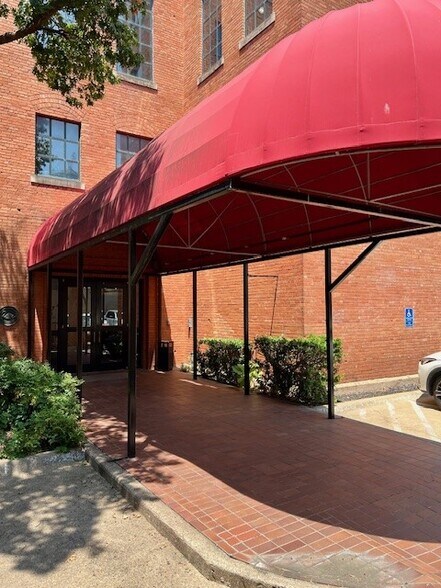 More Photos Of 2211 N Lamar St, Dallas Loft Creative Space For Lease