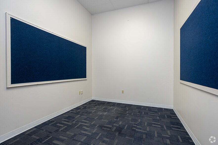 More Photos Of 1000 Elmwood Park Blvd, Elmwood Distribution For Lease