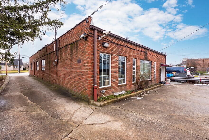 More Photos Of 1962 Warrensville Center Rd, Cleveland Office For Lease