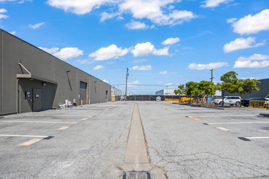 More Photos Of 880 Stanton Rd, Burlingame Warehouse For Lease