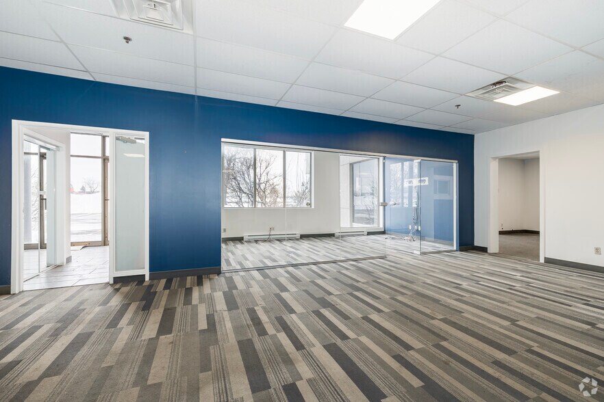 More Photos Of 9415-9495 Aut Transcanadienne, Montréal Warehouse For Lease