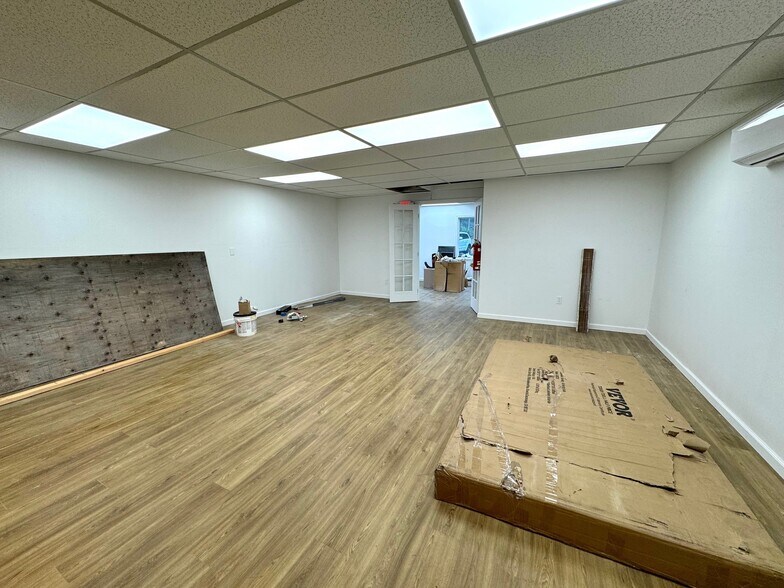 More Photos Of 2016 Straits Tpke, Middlebury Storefront Retail Office For Lease