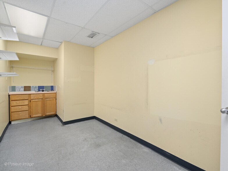 More Photos Of 1300-1308 Waukegan Rd, Glenview Loft Creative Space For Lease