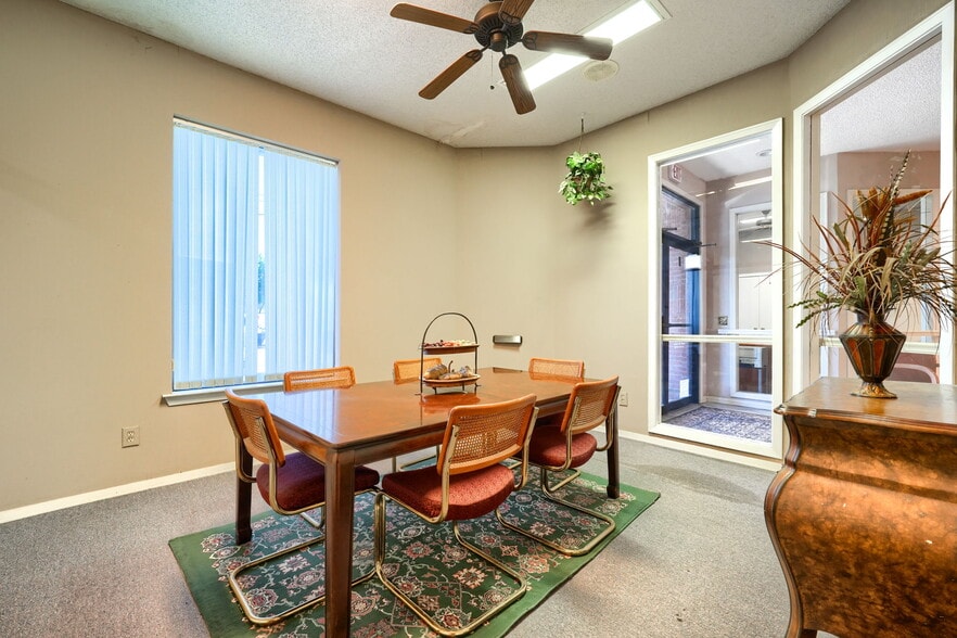 More Photos Of 6812 Avenue K, Plano Flex For Lease