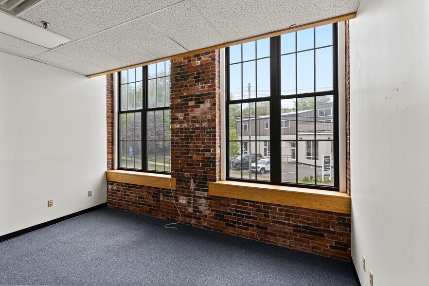 More Photos Of 2 Storer St, Kennebunk Office For Lease