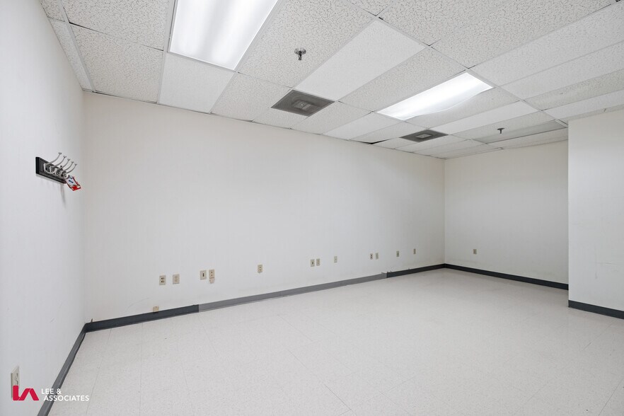 More Photos Of 5020-5072 Clark Howell Hwy, College Park Showroom For Lease