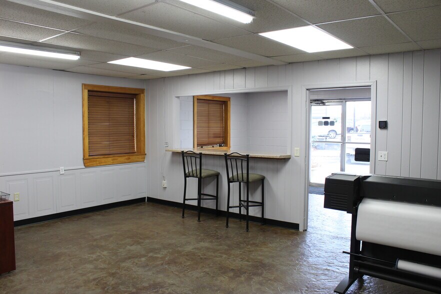 More Photos Of 541 W 90th St, Bloomington Showroom For Sale