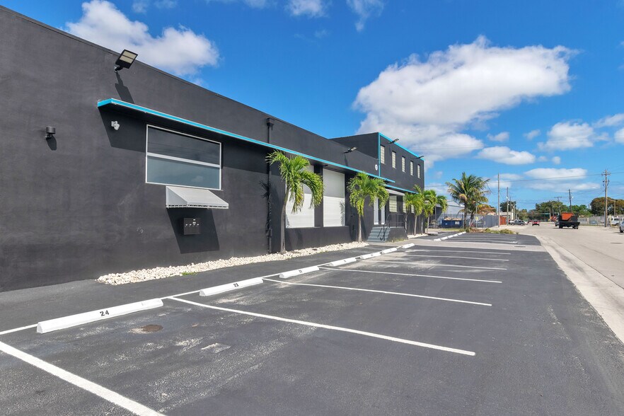 More Photos Of 2901-2915 NW 34th St, Miami Showroom For Lease