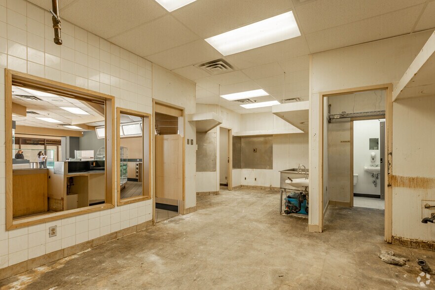 More Photos Of 1431-1527 Rebecca St, Oakville Unknown For Sale